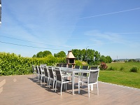 Het terras met barbeque In de Vlaamse Ardennen